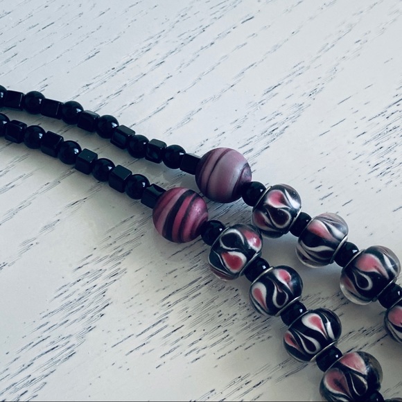 Black and pink necklace - Picture 3 of 5